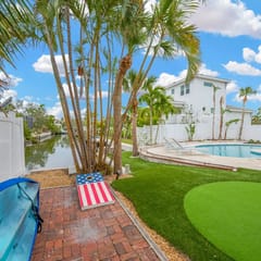 Waterfront Siesta Key Home l w/ pool, hot tub, mini putt, bikes & mins to beach