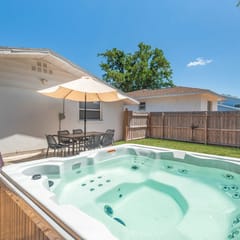 Fully Fenced w/ Hot tub near Siesta Key Bridge!