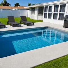 Spacious home w/ Heated Pool 3 miles from IMG!