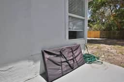 Fenced in w/ Jacuzzi Close to Siesta Key Bridge