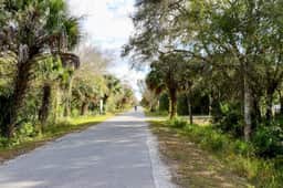 Fenced in w/ Jacuzzi Close to Siesta Key Bridge