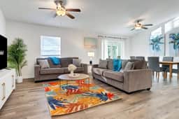 Oasis W/ Heated Salt Water Pool & Screen In Patio!