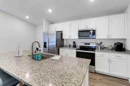 Oasis W/ Heated Salt Water Pool & Screen In Patio!