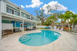 Waterfront Siesta Key Home l w/ pool, hot tub, mini putt, bikes & mins to beach
