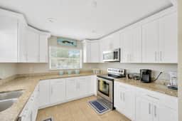 Waterfront Siesta Key Home l w/ pool, hot tub, mini putt, bikes & mins to beach