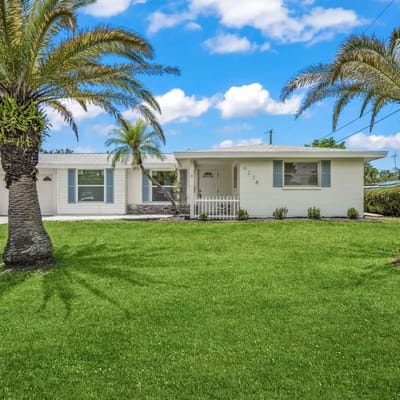 Spacious home w/ Heated Pool 3 miles from IMG!