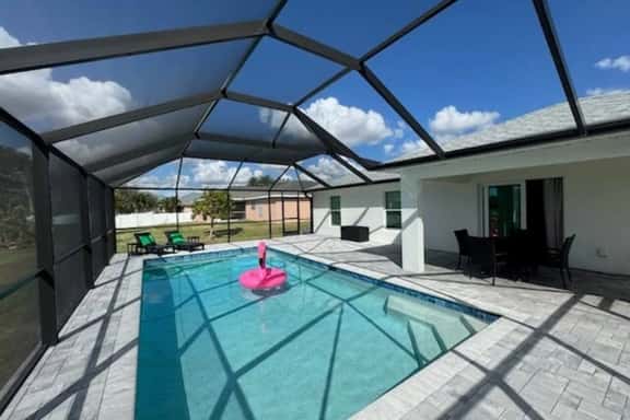 Enjoy Heated Salt Water Pool & Patio! Ideal for 2 Families - Image 1
