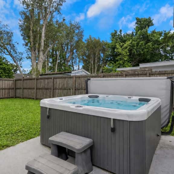 Fenced in w/ Jacuzzi Close to Siesta Key Bridge - Image 1