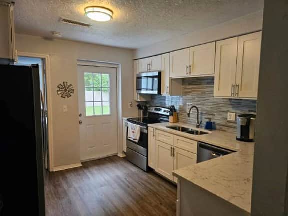 Fenced in w/ Jacuzzi Close to Siesta Key Bridge