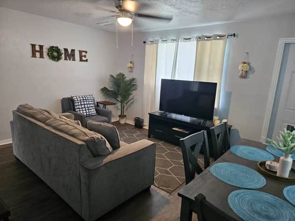 Fenced in w/ Jacuzzi Close to Siesta Key Bridge