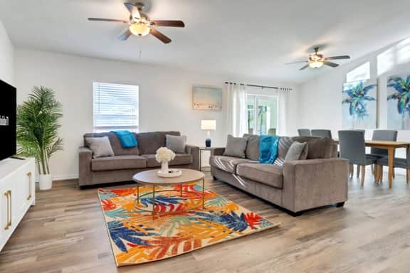 Oasis W/ Heated Salt Water Pool & Screen In Patio!