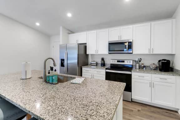Oasis W/ Heated Salt Water Pool & Screen In Patio!