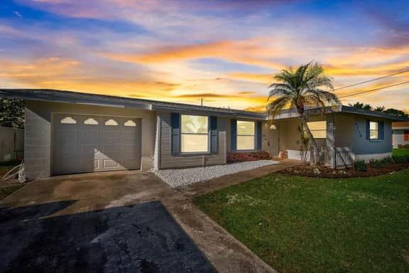 Spacious home w/ Heated Pool 3 miles from IMG!