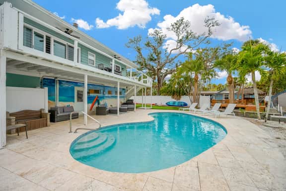 Waterfront Siesta Key Home l w/ pool, hot tub, mini putt, bikes & mins to beach