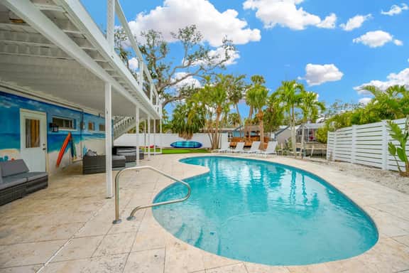 Waterfront Siesta Key Home l w/ pool, hot tub, mini putt, bikes & mins to beach