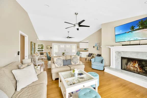 Waterfront Siesta Key Home l w/ pool, hot tub, mini putt, bikes & mins to beach
