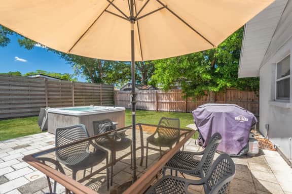 Fully Fenced w/ Hot tub near Siesta Key Bridge!