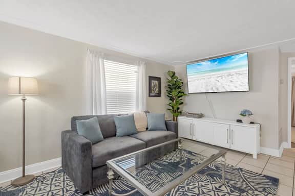 Fully Fenced w/ Hot tub near Siesta Key Bridge!