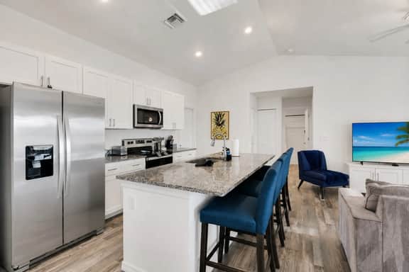New W/ heated Pool & Pier! Ideal for 2 Families! - Image 4