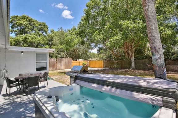 Fenced in w/ Jacuzzi Close to Siesta Key Bridge