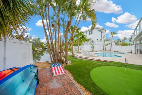 Waterfront Siesta Key Home l w/ pool, hot tub, mini putt, bikes & mins to beach