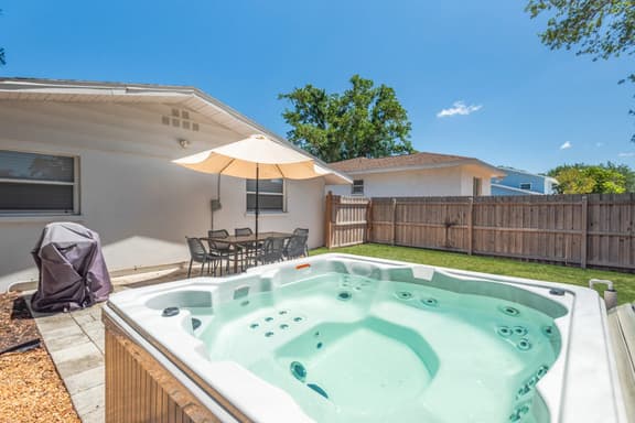 Fully Fenced w/ Hot tub near Siesta Key Bridge!